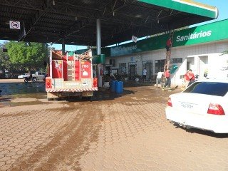 ARIQUEMES - Princípio de incêndio em posto de gasolina assusta funcionários  