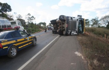 JARU – Acidente na “curva da morte” envolvendo três caminhões deixa duas pessoas feridas - Fotos