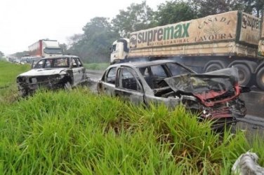 Veículos colidem e pegam fogo na BR-364