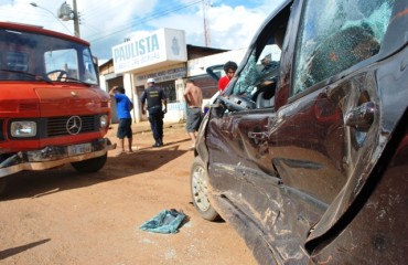 CENA DA CIDADE - Carro se choca com caminhão na avenida Mamoré 