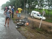 JARU – Motociclista fica ferido após colisão com carreta