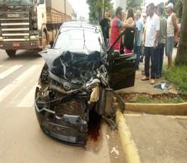 GRAVE - Colisão entre carros deixa criança e mulher seriamente feridas