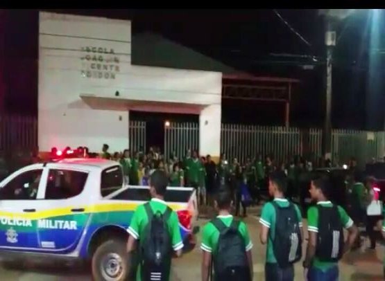 Estudantes entram em pânico durante tentativa de assalto com tiroteio em escola -VÍDEO