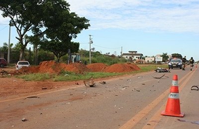 Parati bate de frente em moto e motorista foge do local