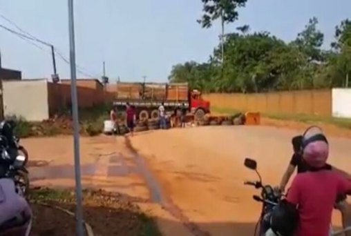 Líder comunitário xinga prefeito durante manifesto em bairro da Zona Sul - VÍDEO
