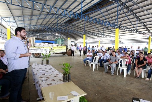 Jean Oliveira entrega mudas de café a produtores de Porto Velho