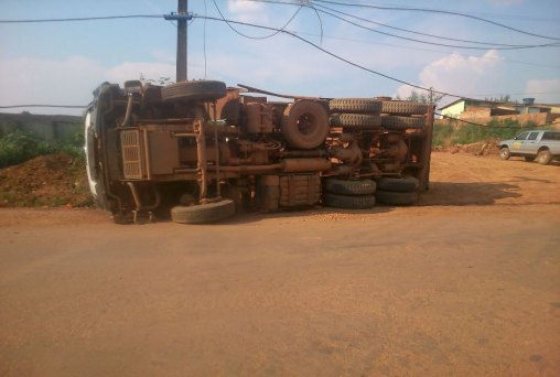  Caçamba da Semob tomba na zona Sul de Porto Velho
