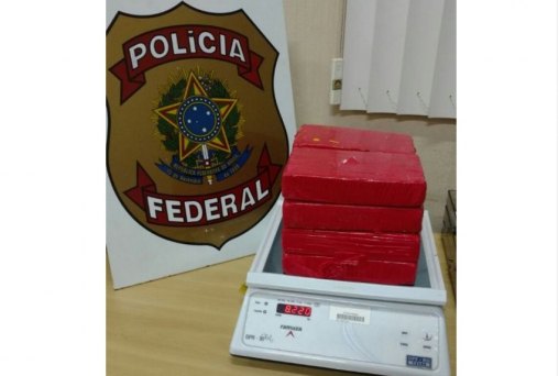 Polícia Federal prende mulher com 8 kg de drogas