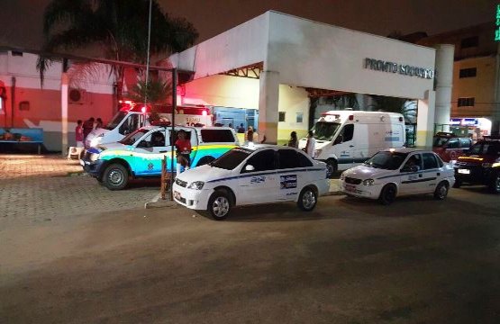 Dupla em motocicleta ataca jovem a tiros em frente à residência