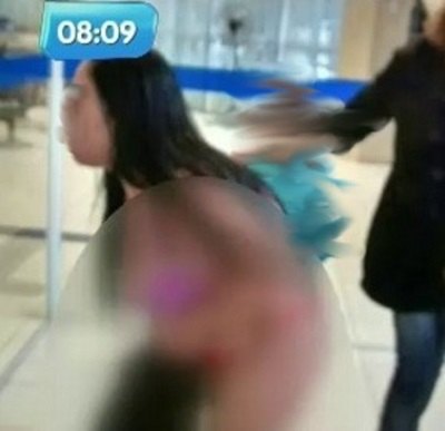 Mulher tira a roupa após não conseguir entrar em agência bancária
