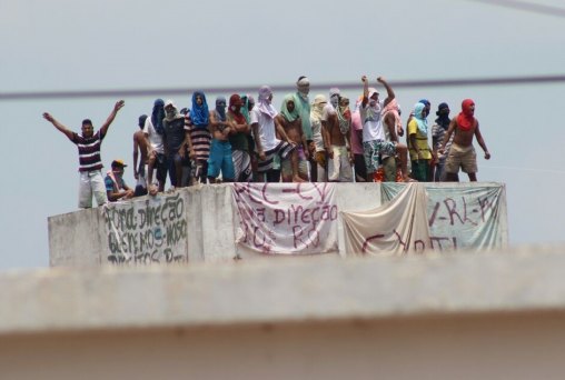 REBELIÃO - Familiares de detentos entram em confronto com guarda penitenciária - VÍDEO