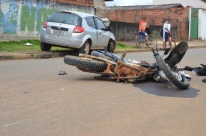 Motorista avança preferencial e causa grave acidente