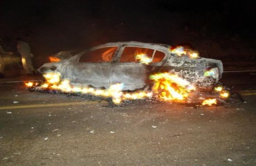 JARU - Carro pega fogo na BR 364 após colidir na traseira de outro veículo - Fotos