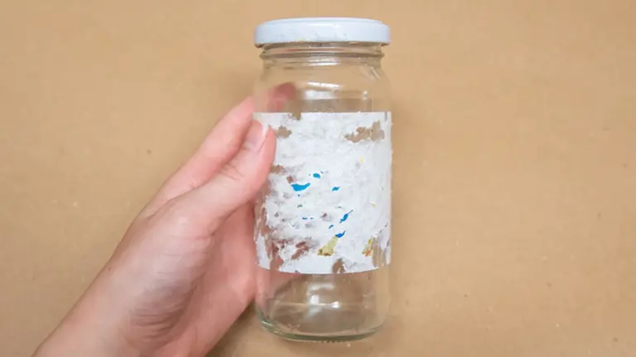 POTES DE VIDRO: Aprenda truque simples para remover cola e rótulos