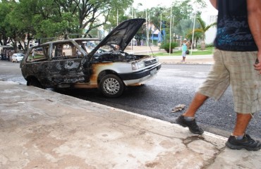 PERIGO - Veículo pega fogo em via pública do centro da cidade