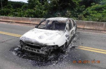 CHUPINGUAIA – Após assalto á banco, bandidos queimam carro durante fuga 