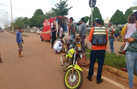 Mototaxista se envolve em acidente em avenida central 