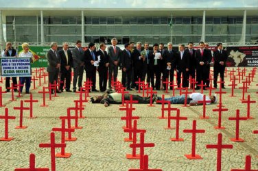 Oposição protesta contra recorde de assassinatos no País em quase doze anos de governo PT