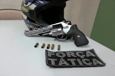 Polícia prende homem com arma de fogo