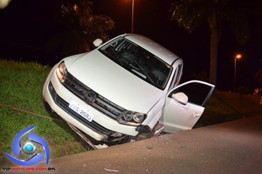 Mulher perde controle da direção e para em ribanceira