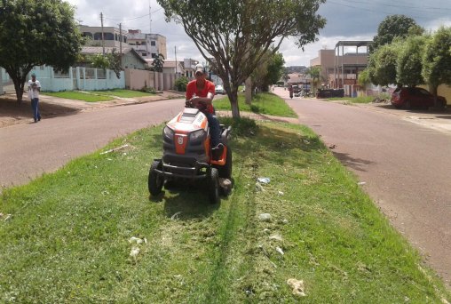 Prefeitura intensifica limpeza de canteiros centrais