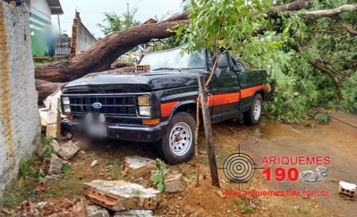 Temporal de quase 30 minutos causa prejuízos e muita sujeira 