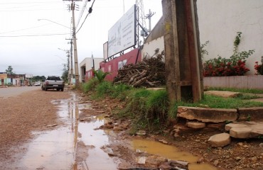 DESCASO – Obra inacabada na avenida Rio Madeira causa prejuízo e oferece riscos à comunidade - Vídeo