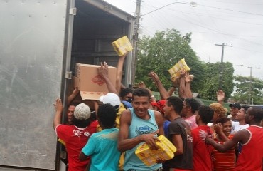 USINAS - Operários de Jirau reclamam de saques de colchões, pouca comida e outras dificuldades no Sesi - CONFIRA FOTOS