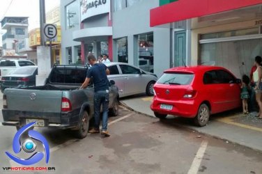 Motorista desvia de pedestre e colide em dois carros