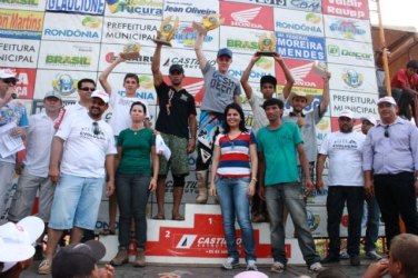 Campeões fazem festa na final do Motocross 