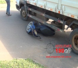 Mulher se joga de moto para não ser atropelada por caminhão