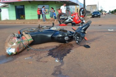 Choque entre motos um ferido e motocicleta com as rodas para cima