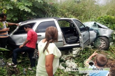 Motorista perde controle de veículo e capota na BR-364 