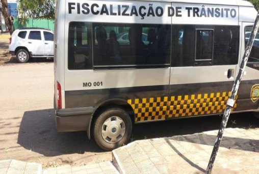 ABSURDO – Van de fiscalização da Semtran comete irregularidade grave no Centro da Capital