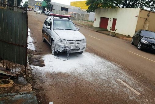 'Não temos extintor porque não precisa', disse agentes enquanto viatura incendiava