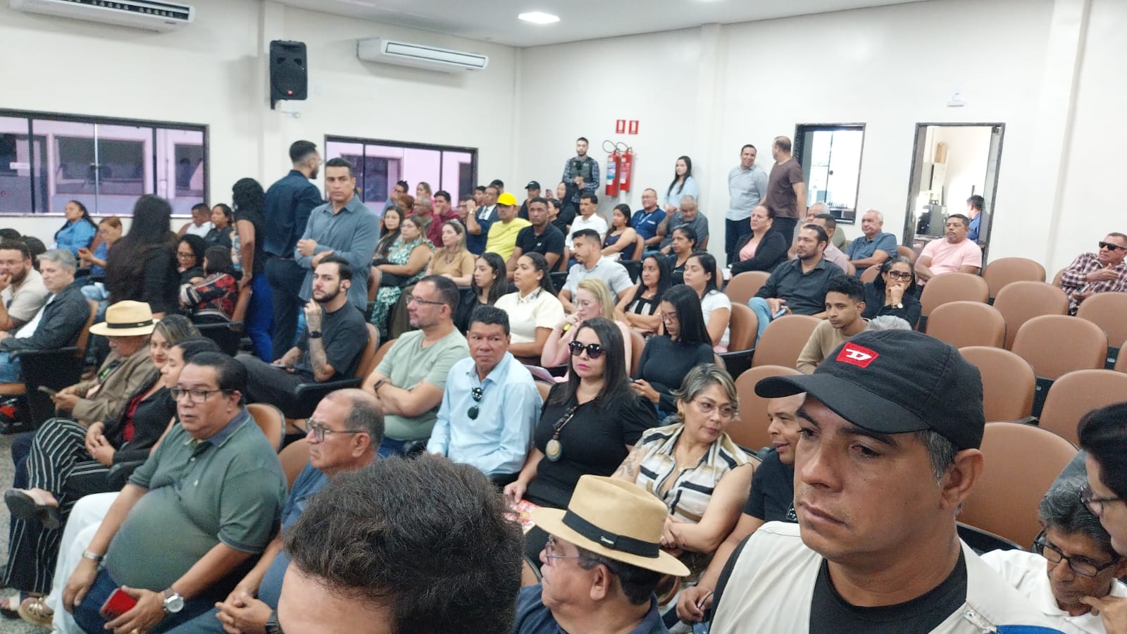 LIBERDADE DE IMPRENSA: Jornalistas acompanham sessão na Câmara e cobram leitura de pedido de impeachment contra Marcos Combate