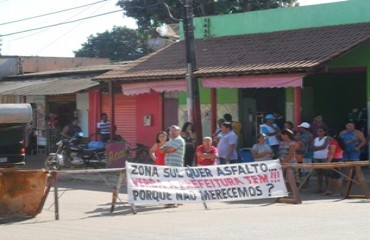 ASFALTO - Moradores fecham avenida da zona Sul em protesto contra descaso da prefeitura com ruas esburacadas