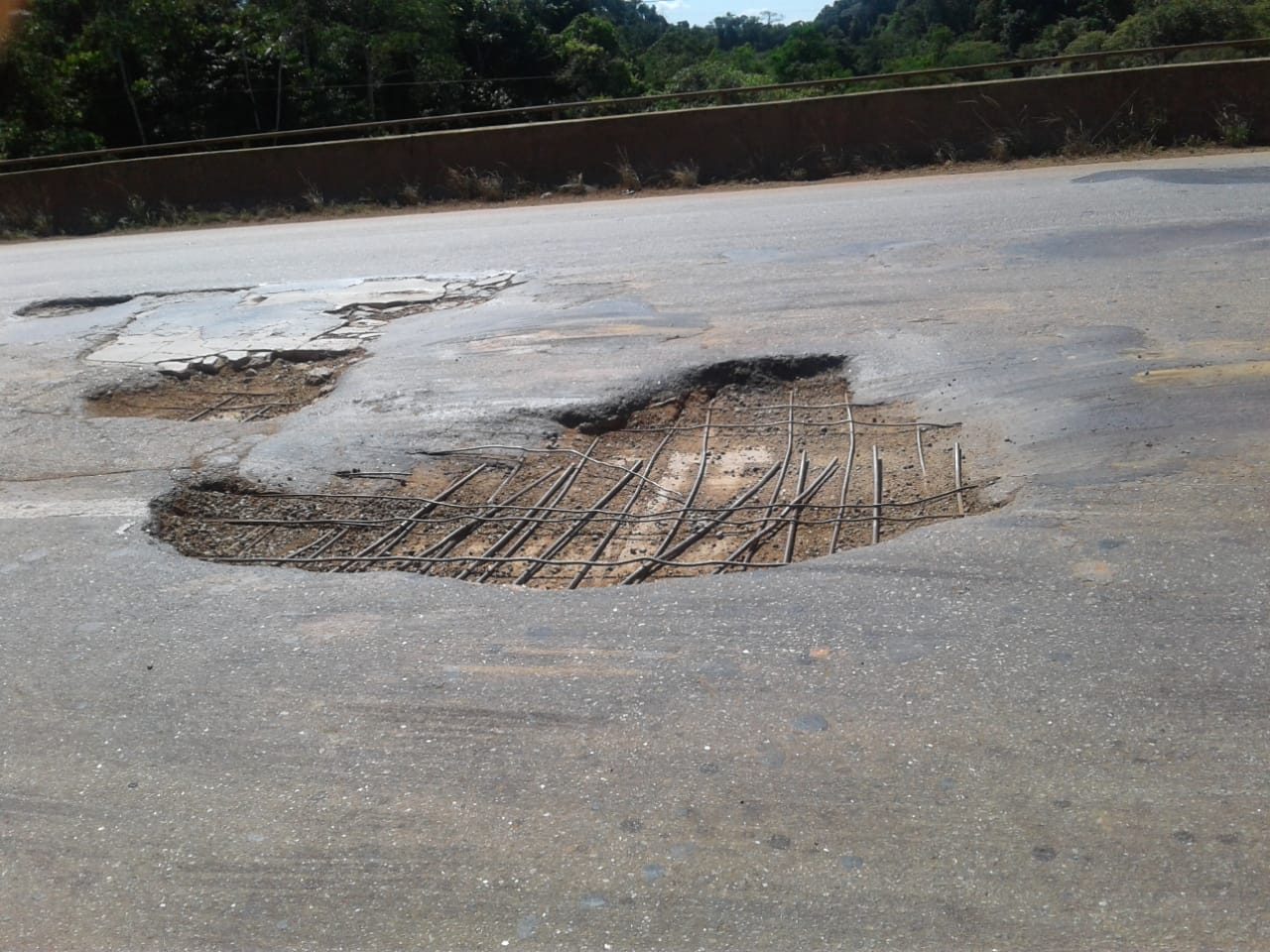 NO ARAME: Pista da ponte da Jacutinga na BR-364 está necessitando de reparos urgentes