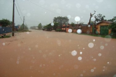 Chuva alaga avenidas, inunda casas em diversos bairros e dificulta trânsito 