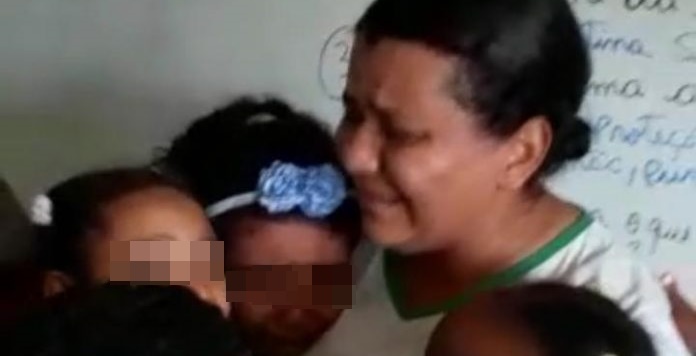 EMOCIONANTE: Professora é demitida após cobrar salário atrasado e alunos caem no choro; vídeo