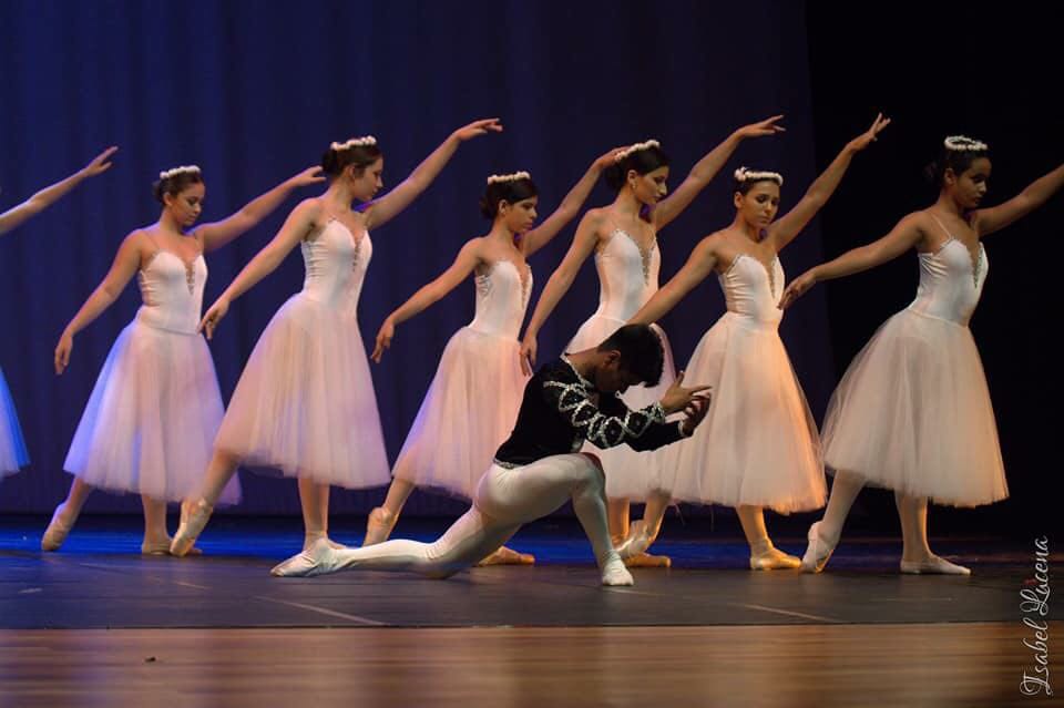 Ballet da Escola Municipal João Ribeiro se apresenta no Palácio das Artes