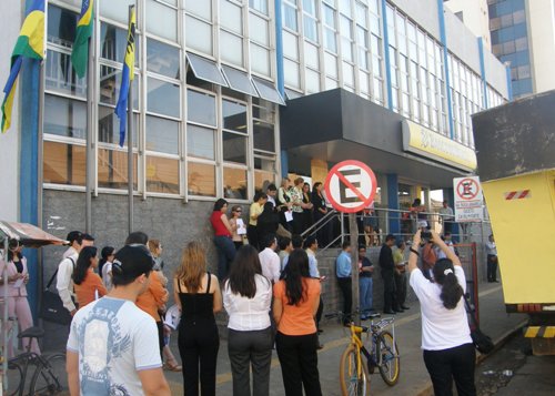 Bancários reunidos na frente do Banco do Brasil definem greve por falta de segurança - foto