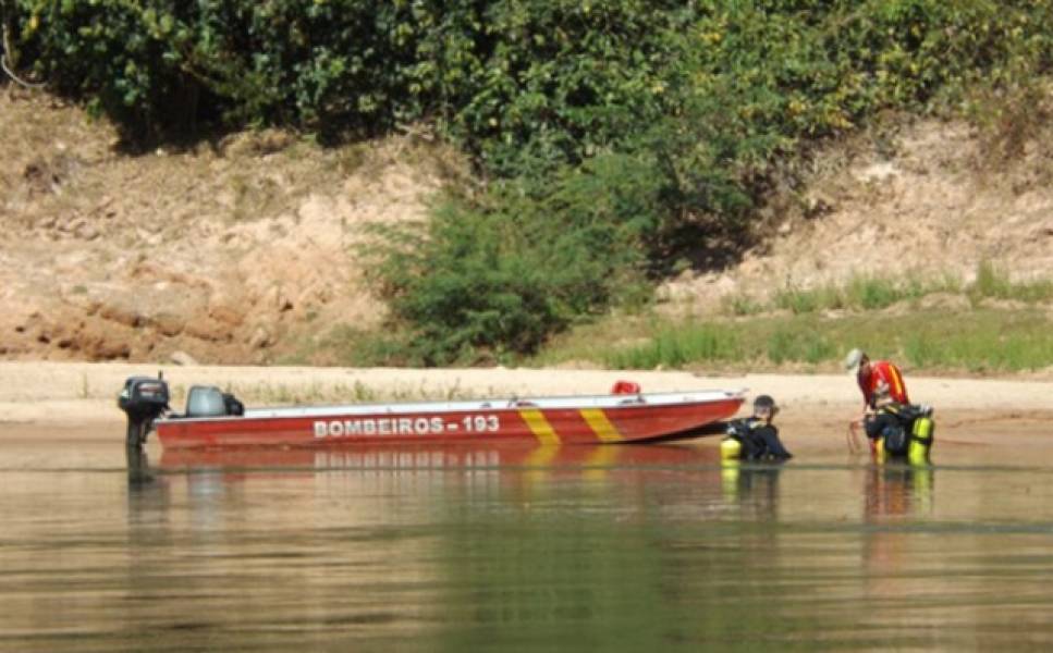 SUSTO: Barco vira com seis pessoas da mesma família durante pescaria