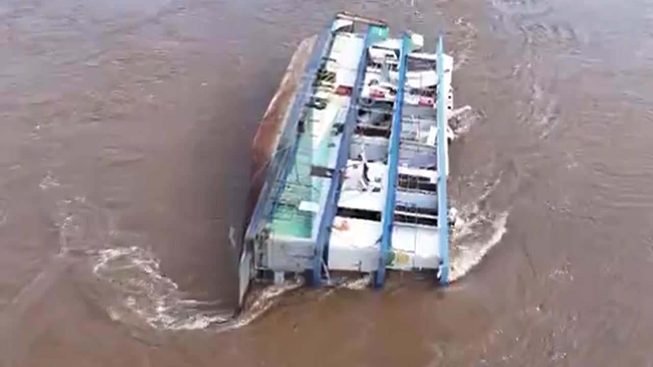 DIA SEGUINTE: Barco Hospital continua a pique e investigação revelará motivo de naufrágio 