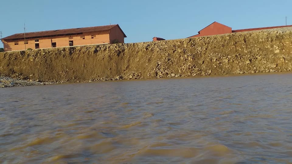 DESMORONOU: Barranco cede e coloca em risco patrimônio histórico da EFMM