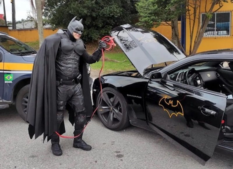 BOA AÇÃO: Batmóvel dá problema em estrada e Batman pede ajuda na PRF