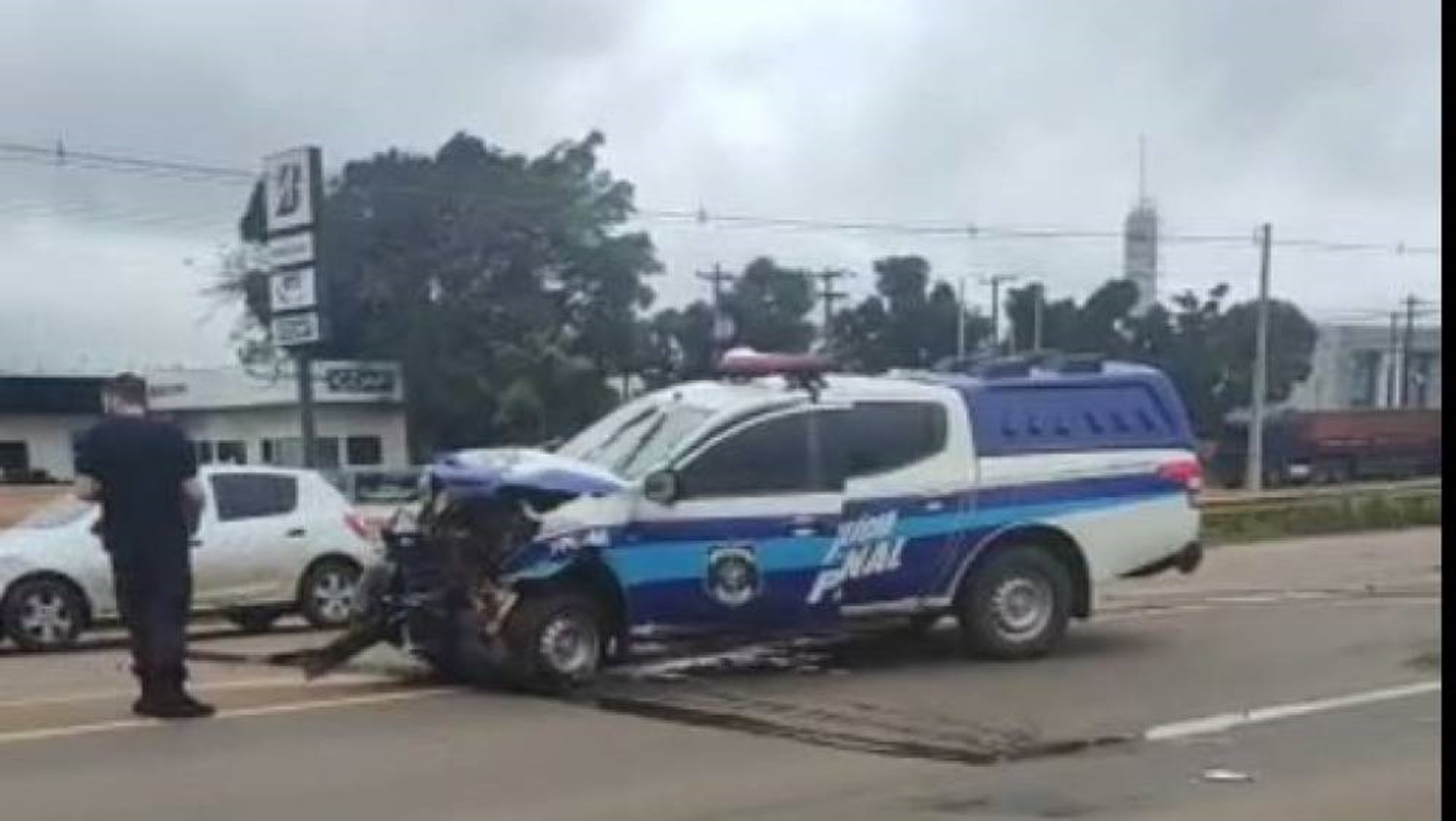 VILHENA: Carreta e viatura da Polícia Penal se envolvem em acidente na BR 174