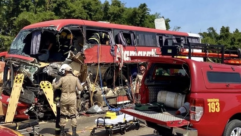BATIDA: Acidente entre ônibus e carreta na BR-163 deixa 11 mortos no Mato Grosso