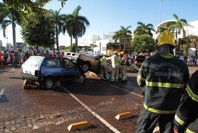 Corpo de Bombeiros simula resgate de vítima de acidente de trânsito 