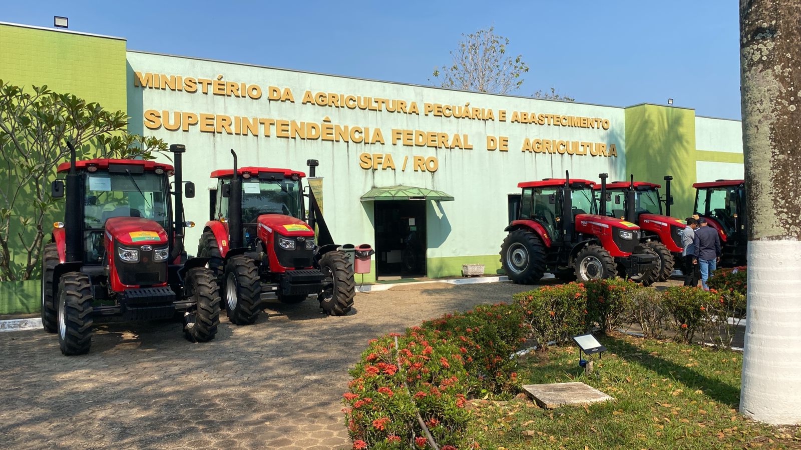 CONFÚCIO MOURA: Senador entrega maquinários para impulsionar agricultura familiar em Rondônia